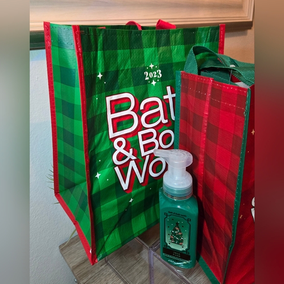 Christmas 🎄 Bath & Body Tote Bags + Tree Farm Handsoap  (New) - Picture 7 of 12